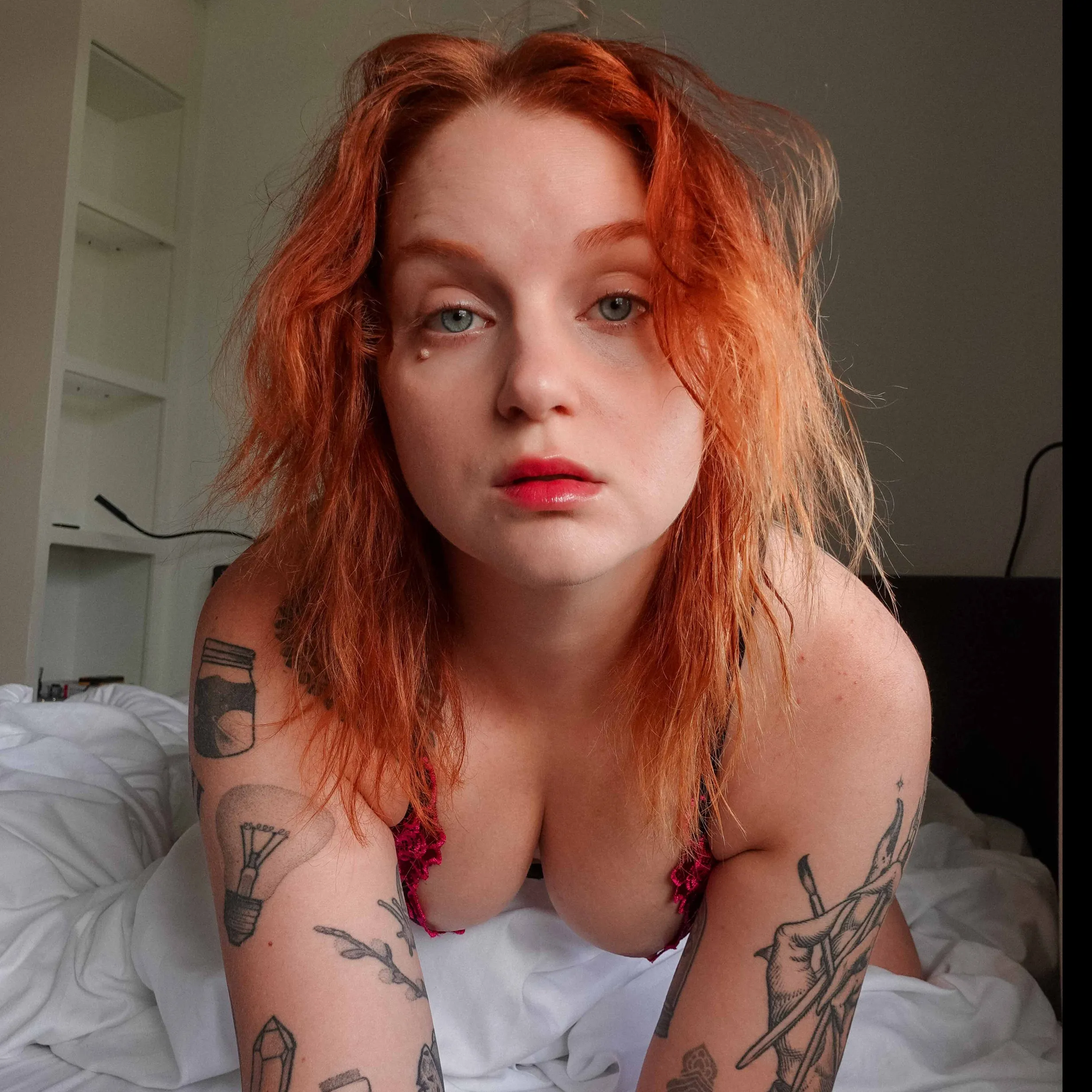 Flora 🦊 Hairy Redhead Pussy