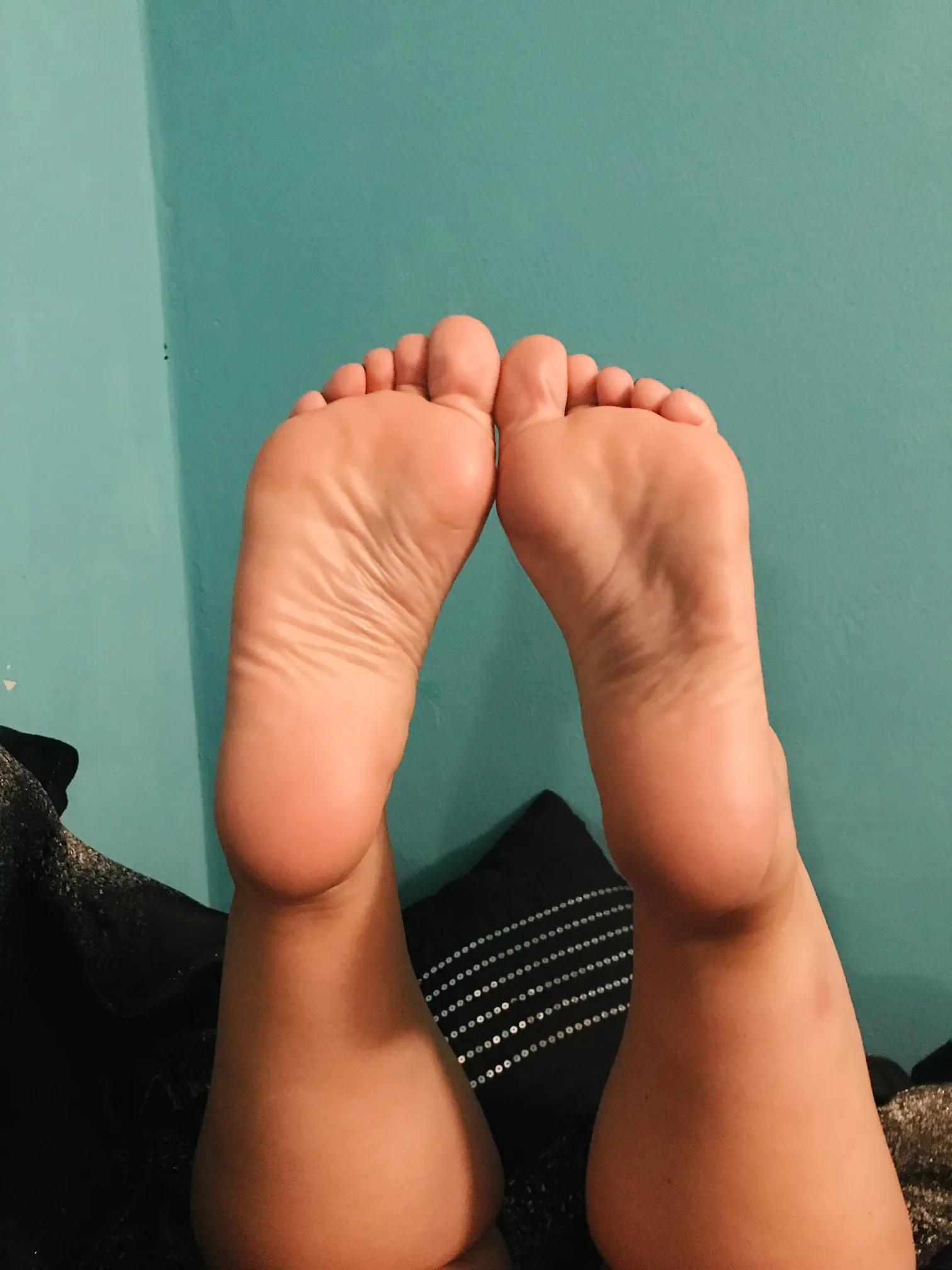 khloe loves feet