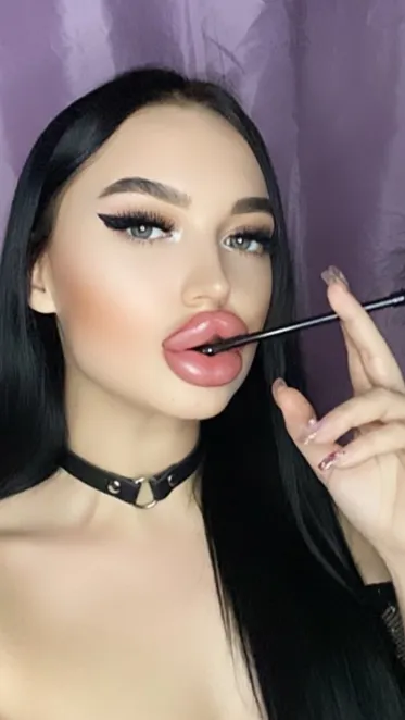 DOLL BIG LIPS