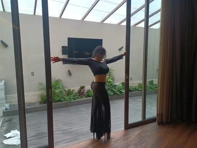 LA SEÑORA DE LAS CUATRO DÉCADAS